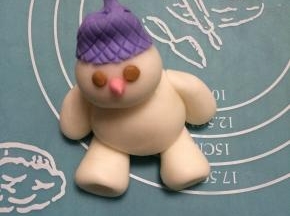 连接起来戴在雪娃娃的头上