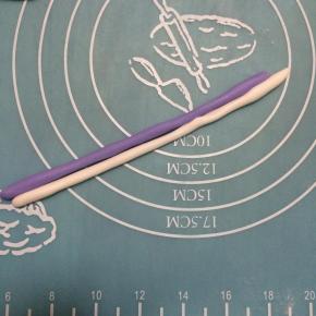 将紫色和白色翻糖膏，搓出两个圆条