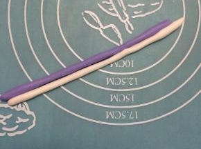 将紫色和白色翻糖膏，搓出两个圆条
