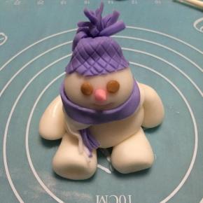 围在雪娃娃的脖子上，是不是看起来很温暖了