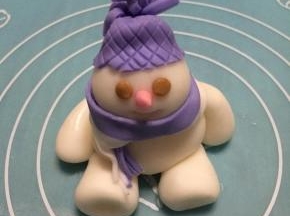 围在雪娃娃的脖子上，是不是看起来很温暖了