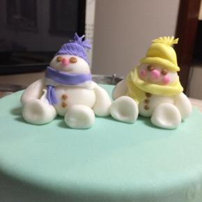 同样的方法再给他做一个女朋友，加上红红的脸蛋就是女娃娃了