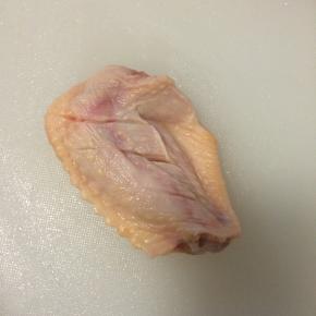 鸡翅洗干净，在内侧切开2~3刀