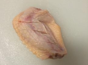 鸡翅洗干净，在内侧切开2~3刀