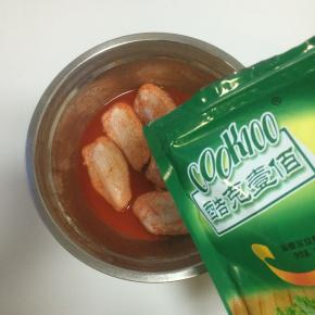 将35克的酷克壹佰烤肉料加适量的水拌均匀后，腌制鸡翅至少3小时以上
