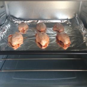 烤箱设定200°烘烤20分钟，中途翻面一次