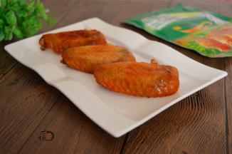 烤好的鸡翅趁热吃，那叫一个香