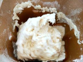 我是用面包机揉的面，省时省力，机器揉面的时候，可以去准备馅料了！