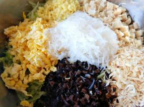 萝卜擦丝，鸡蛋炒碎末，豆腐切小丁，木耳 姜 切末，粉丝煮软  切末，放入虾皮！