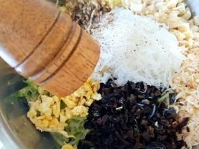 调馅了，放黑胡椒粉，我还放了现磨黑胡椒