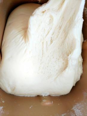 这个时候 面也发好了！再揉一下，表面光滑的面团！