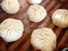 包子 包好后，再醒发一会，时间根据室温！一般，20分钟左右，看包子变胖了，就可以了！