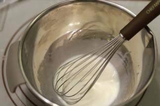 玉米油和牛奶混合乳化