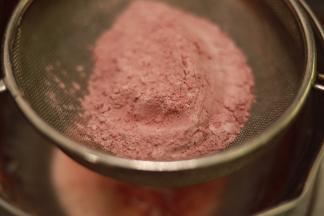 低粉和红曲粉先混合均匀，加入油奶混合物内，拌匀