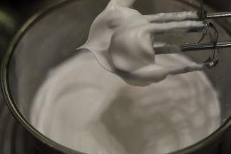 将蛋清磕入打蛋盆内，滴入柠檬汁，分三次将细砂糖加入蛋清内，打发至干性发泡