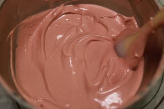 蛋白和蛋黄糊混合均匀