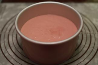 倒入学厨的六寸加高模内，轻震去气泡