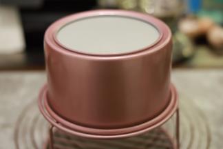 出炉轻震模具后倒扣在晾架上