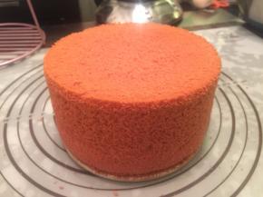 等蛋糕凉透后手工脱模