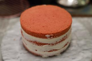 一层一层均匀地抹在蛋糕上