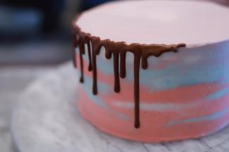 巧克力装入裱花袋隔水融合，滴落在蛋糕的一边