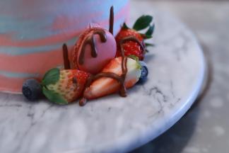 在蛋糕下面也对称的摆放好装饰品