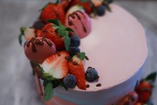 按自己设计的图形摆放好水果，马卡龙，巧克力插件