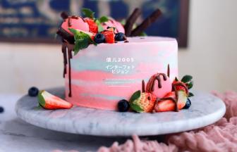 在装饰上洒一些防潮糖粉装饰一下，完工