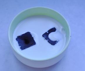 2、将红糖泡入牛奶中