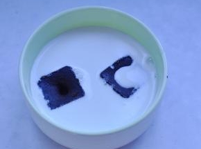 2、将红糖泡入牛奶中