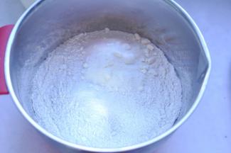 3、把盐、泡打粉、奶粉，加入准备好的面粉中