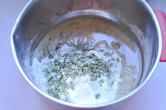 5、将南瓜仁切碎，加入面粉中