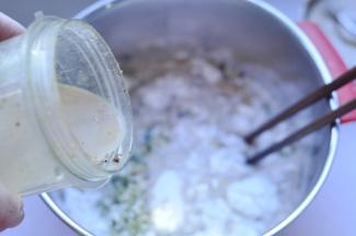 6、把泡好的红糖牛奶倒入面粉里（红糖没有完全泡开，我用料理机打碎了）