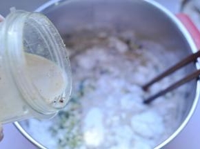 6、把泡好的红糖牛奶倒入面粉里（红糖没有完全泡开，我用料理机打碎了）