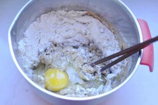 7、打入鸡蛋搅拌均匀，