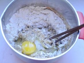 7、打入鸡蛋搅拌均匀，
