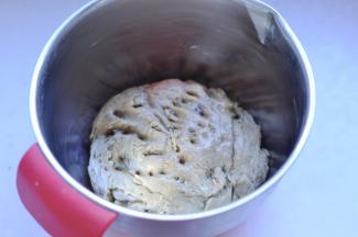 8、和成面团后，放入冰箱冷藏醒30分钟