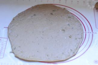 9、面团醒好后取出，擀成薄片，