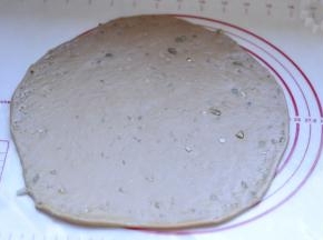 9、面团醒好后取出，擀成薄片，