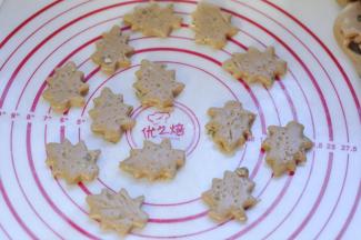 11、刻出小松树图案，