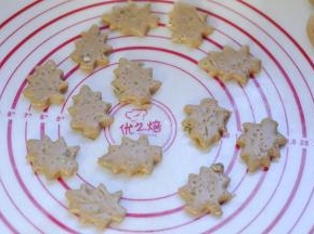 11、刻出小松树图案，