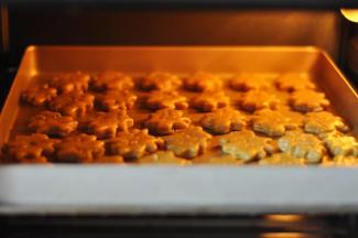 13、将烤盘送入预热好的烤箱中层，上下火185℃，烤10分钟