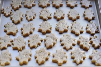 12、将刻好的小松树饼干放入烤盘