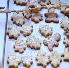 15、然后，上面撒上少许糖霜