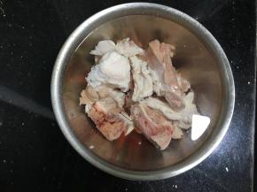 大骨洗净泡去多余的血水