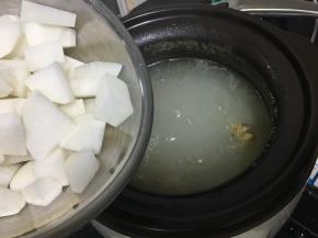等汤炖至发白的程度就加入白萝卜，大概一小时左右