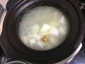 再继续炖至白萝卜熟即可