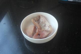 猪嘴巴已经拔毛洗净焯水后了