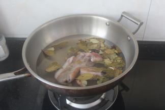 烧开粥转小火，放入猪香嘴