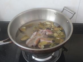 烧开粥转小火，放入猪香嘴
